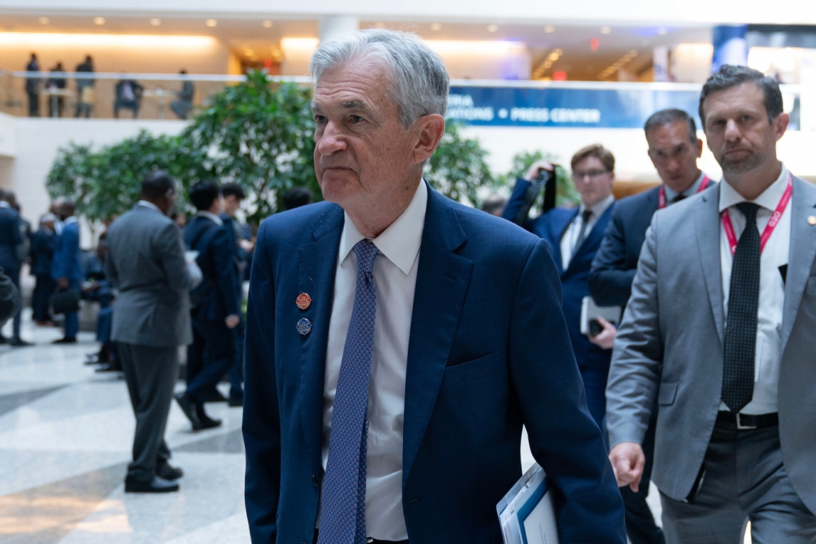 Chủ tịch FED Jerome Powell rời đi sau cuộc họp Ủy ban Tiền tệ và Tài chính Quốc tế (IMFC) trong khuôn khổ Hội nghị Mùa Xuân WB/IMF tại trụ sở IMF ở Washington, ngày 17/4/2026. Ảnh: AP