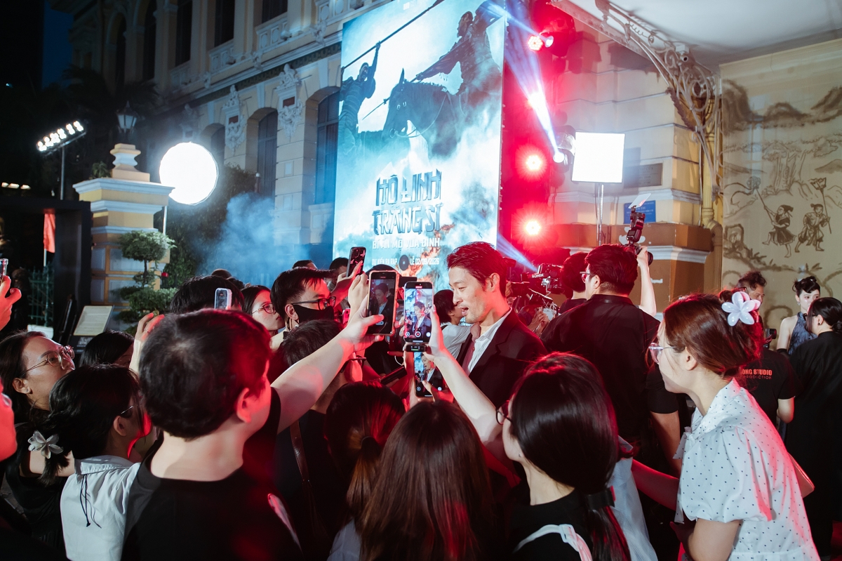 Johnny Trí Nguyễn khiến cộng đồng mạng bất ngờ khi xuất hiện với diện mạo trẻ trung trở lại. Anh chia sẻ về dự án phim mới Hộ Linh Tráng Sĩ, nhấn mạnh đây không chỉ là một tác phẩm giải trí mà còn là “trái tim” của cả ê-kíp sáng tạo, hứa hẹn mang đến nhiều cảm xúc khi ra rạp.