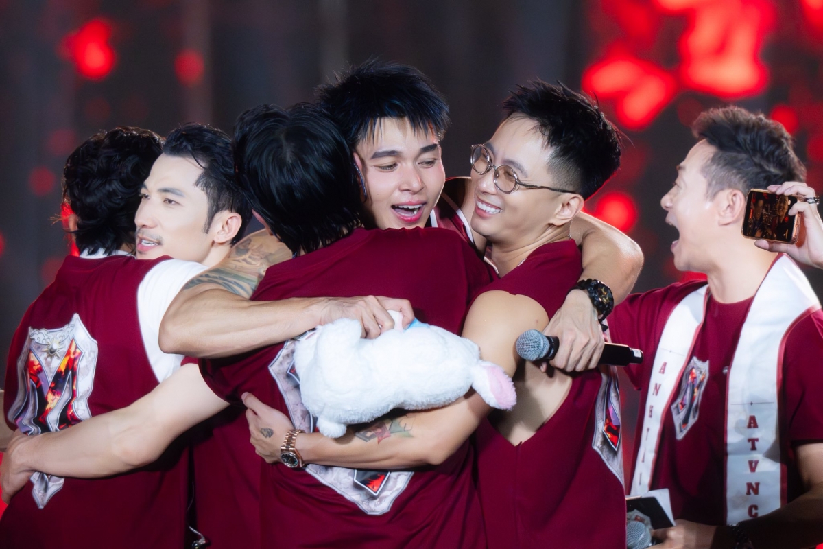 Jun Phạm lại mang tới cảm xúc khác khi đăng ảnh hậu trường đêm diễn với trạng thái “đang cảm động”, giữ nguyên năng lượng tích cực và ấm áp quen thuộc.