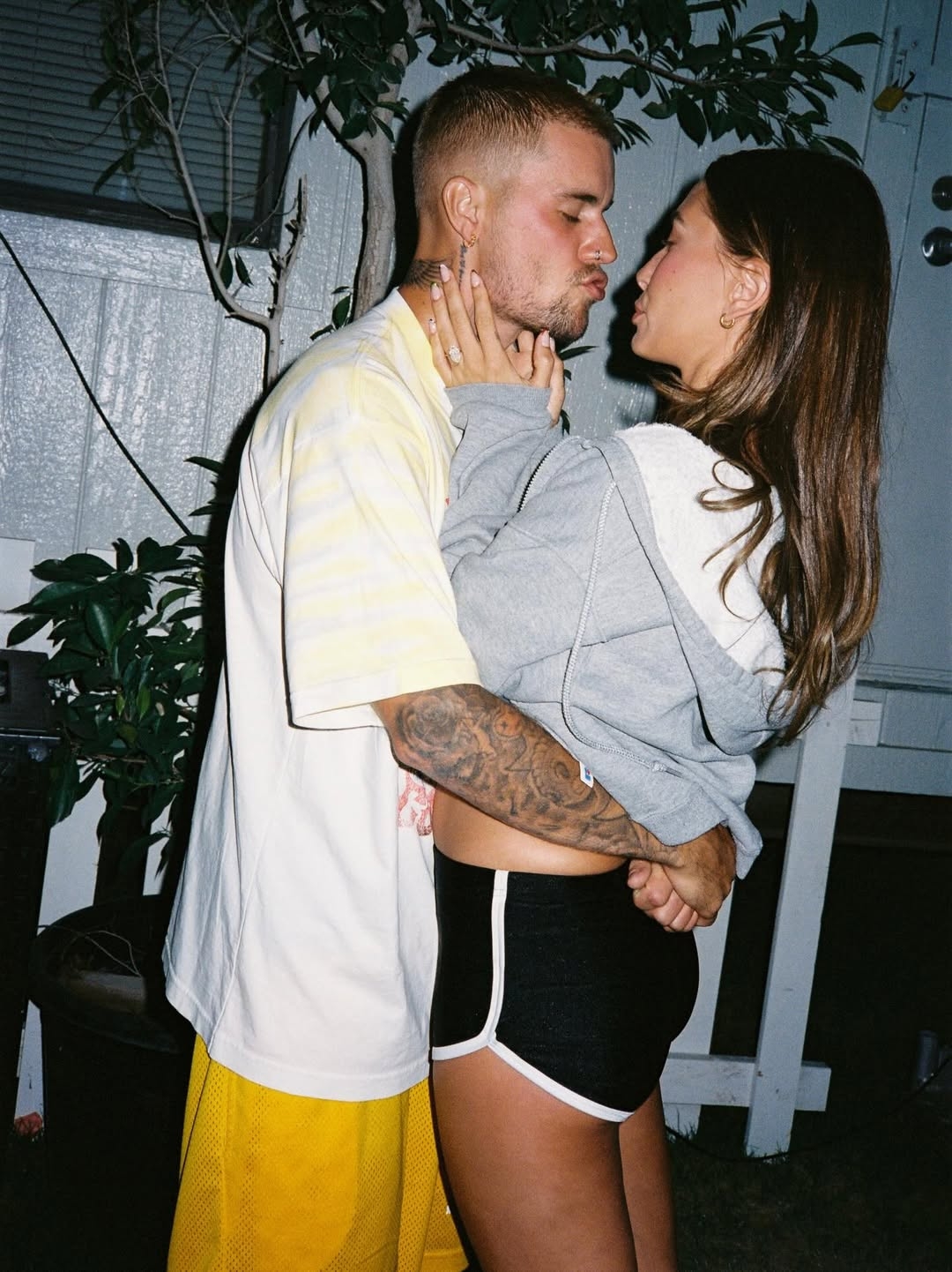 Hailey Bieber và Justin Bieber đồng hành trong cuộc sống bình yên sau ánh hào quang.