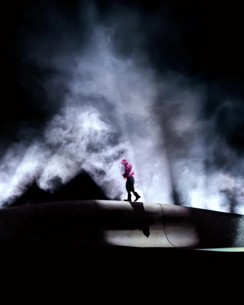 Sân khấu Coachella với thiết kế tối giản, tương phản với quy mô hoành tráng thường thấy của lễ hội. (Ảnh: X)