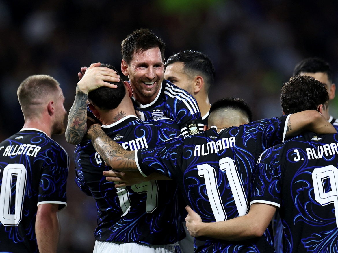 Messi ghi bàn giúp ĐT Argentina thắng ĐT Zambia 5-0. (Ảnh: Reuters)