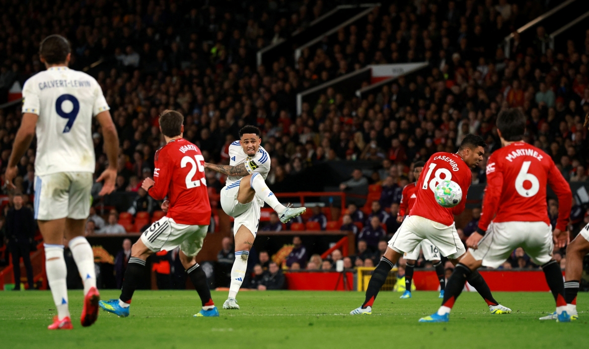 Noah Okafor nhấn chìm MU ngay tại thánh địa Old Trafford. (Ảnh: Reuters)