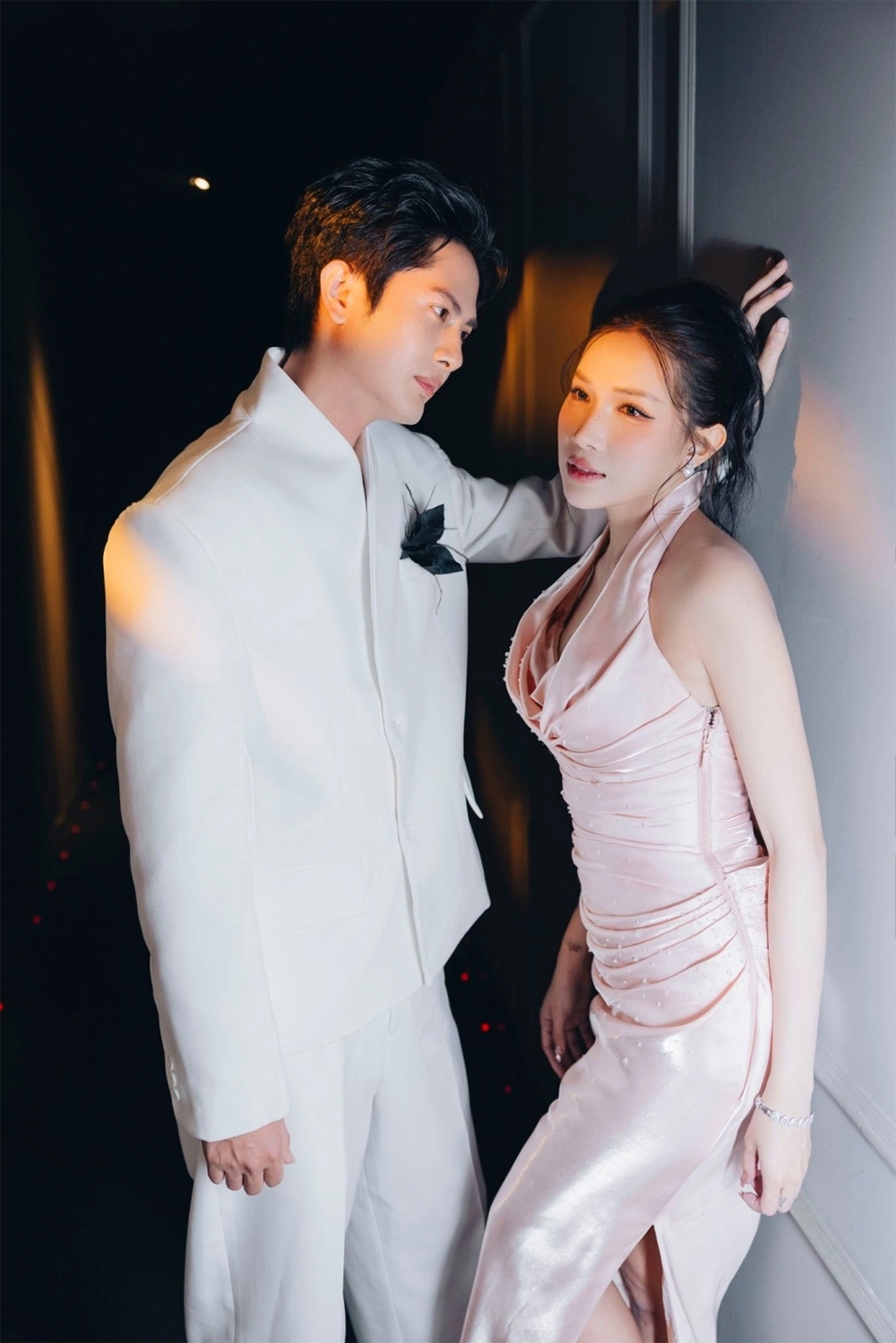 Khả Như hiếm hoi đăng ảnh tình tứ bên Huỳnh Phương. Hai diễn viên bị đồn hẹn hò từ lâu nhưng gần đây mới công khai chuyện tình cảm.