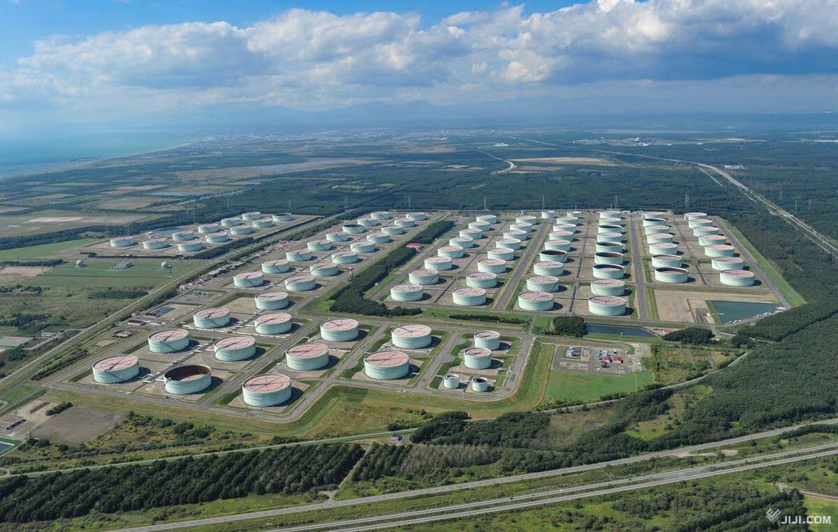 Kho dự trữ dầu quốc gia của Nhật Bản tại Tomakomai. Ảnh: Jiji Press