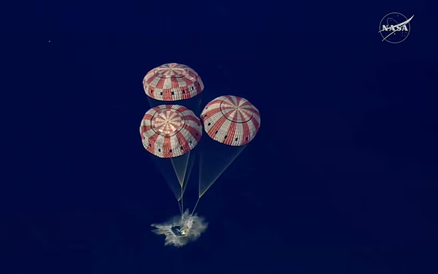 Khoang tàu vũ trụ Artemis II (Orion) gắn dù đáp xuống biển hôm 10/4. Ảnh: NASA.