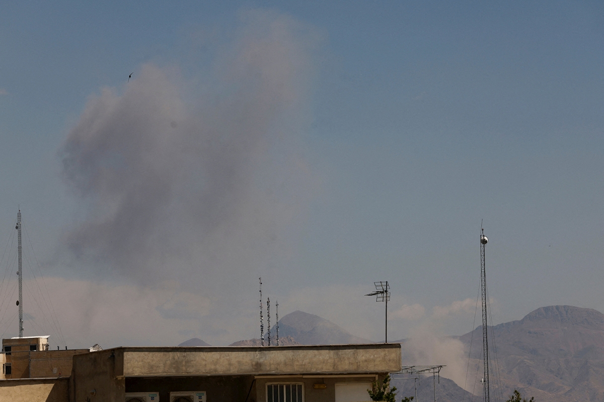 Khói bốc lên sau một cuộc không kích tại Tehran, Iran, ngày 7/4/2026. Ảnh: WANA/Reuters