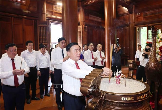 Thường trực Ban Bí thư Trần Cẩm Tú dâng hương tại Khu di tích Quốc gia đặc biệt Kim Liên, tỉnh Nghệ An. Ảnh: Phương Hoa/TTXVN