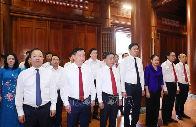 Thường trực Ban Bí thư Trần Cẩm Tú dâng hương tại Khu di tích Quốc gia đặc biệt Kim Liên, tỉnh Nghệ An. Ảnh: Phương Hoa/TTXVN