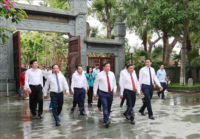 Đồng chí Trần Cẩm Tú, Ủy viên Bộ Chính trị, Thường trực Ban Bí thư cùng Đoàn công tác của Trung ương đến dâng hương tại Khu di tích Quốc gia đặc biệt Kim Liên, tỉnh Nghệ An. Ảnh: Phương Hoa/TTXVN