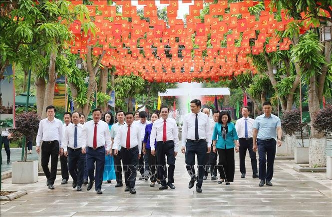 Đồng chí Trần Cẩm Tú, Ủy viên Bộ Chính trị, Thường trực Ban Bí thư cùng Đoàn công tác của Trung ương đến dâng hương tại Khu di tích Quốc gia đặc biệt Kim Liên, tỉnh Nghệ An. Ảnh: Phương Hoa/TTXVN