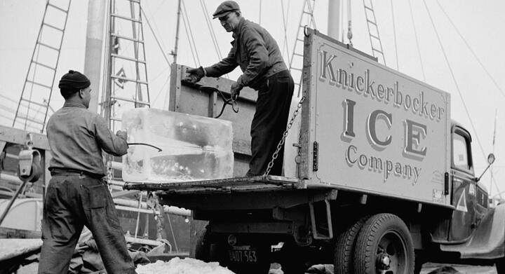 Nước Mỹ có nền công nghiệp làm đá lạnh lâu đời, ảnh hưởng trực tiếp đến hành vi của người dân. (Ảnh: HistoryFiles)