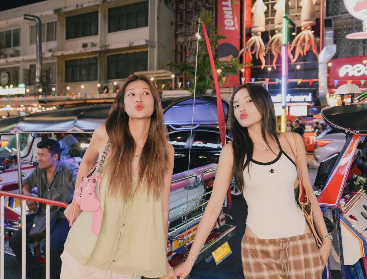 Hoa hậu Nguyễn Cao Kỳ Duyên tiếp tục “xả kho” ảnh du lịch Thái Lan cùng Đoàn Thiên Ân. Những khoảnh khắc đáng yêu của cả hai khiến fan thích thú, đúng như caption: “Sao chúng mình dễ thương quáaa hihi…”.