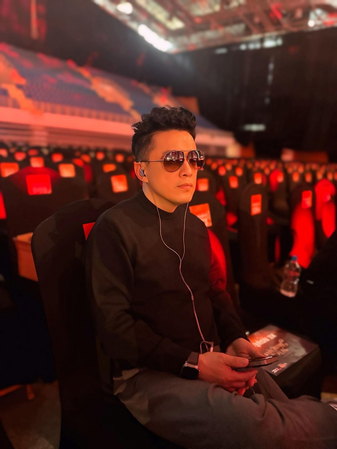 Lam Trường khiến khán giả hoài niệm khi xuất hiện với diện mạo trẻ trung, kèm chia sẻ về thanh xuân – sống hết mình để sau này mỉm cười khi nhìn lại.