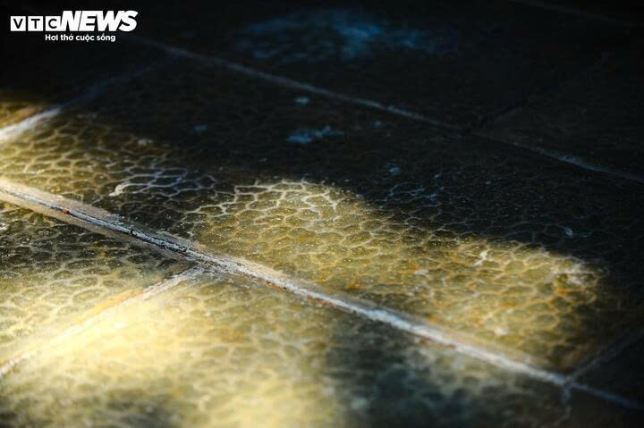 Khu lăng tẩm chính được làm hoàn toàn từ gạch tô đá rửa.