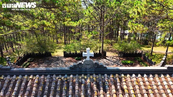 Điểm đặc biệt trên đỉnh lăng có cây thánh giá vì cụ Nguyễn Hữu Hào theo đạo Thiên chúa. Công trình này phảng phất kiến trúc của cung đình Huế, pha trộn nét kiến trúc Phương Tây độc đáo và đây cũng là nét riêng, là "báu vật" - di tích thắng cảnh cấp quốc gia có 1 không 2 của Đà Lạt.