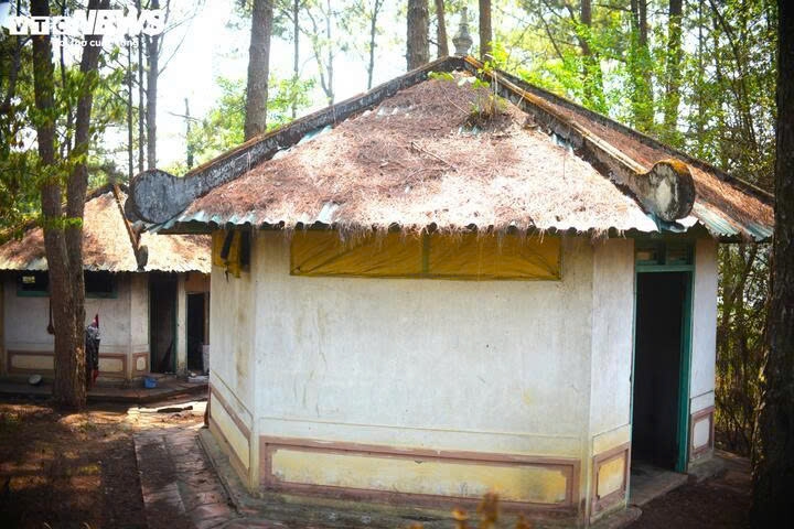 Một trong số những chốt gác trong khuôn viên lăng mộ cụ Nguyễn Hữu Hào bị tháo gỡ hết hệ thống cửa. Phía trên, kết cấu gỗ và mái ngói bị gãy, hư hỏng.