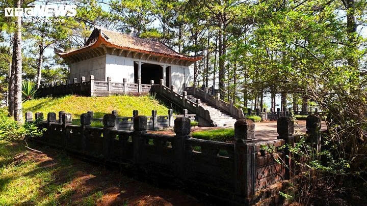 Lăng mộ Long mỹ Quận công Nguyễn Hữu Hào được xây dựng trên đỉnh đồi thông với diện tích khoảng 16 ha, có vị trí đẹp bên cạnh thác Cam Ly và nhìn về núi thiêng LangBiang. Khu lăng mộ được xây dựng từ năm 1937 đến năm 1941, là công trình kiến trúc tráng lệ, mang dáng dấp kiến trúc cung đình Huế. Đây là công trình uy nghi, tọa lạc tại vị trí đắc địa, cổng trước hướng về trung tâm Đà Lạt.