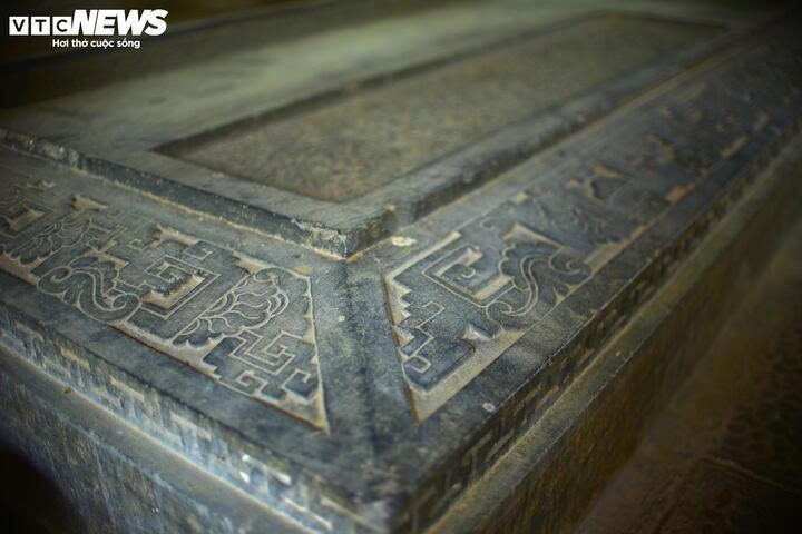 Hoa văn được chạm khắc tinh xảo trên mộ đá xanh.