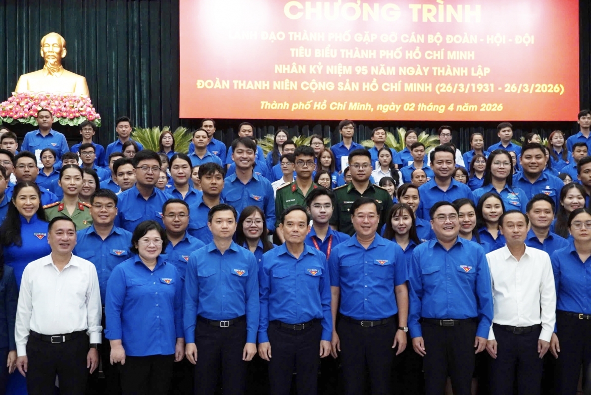 600 thanh niên TP.HCM chụp hình lưu niệm cùng lãnh đạo Thành phố