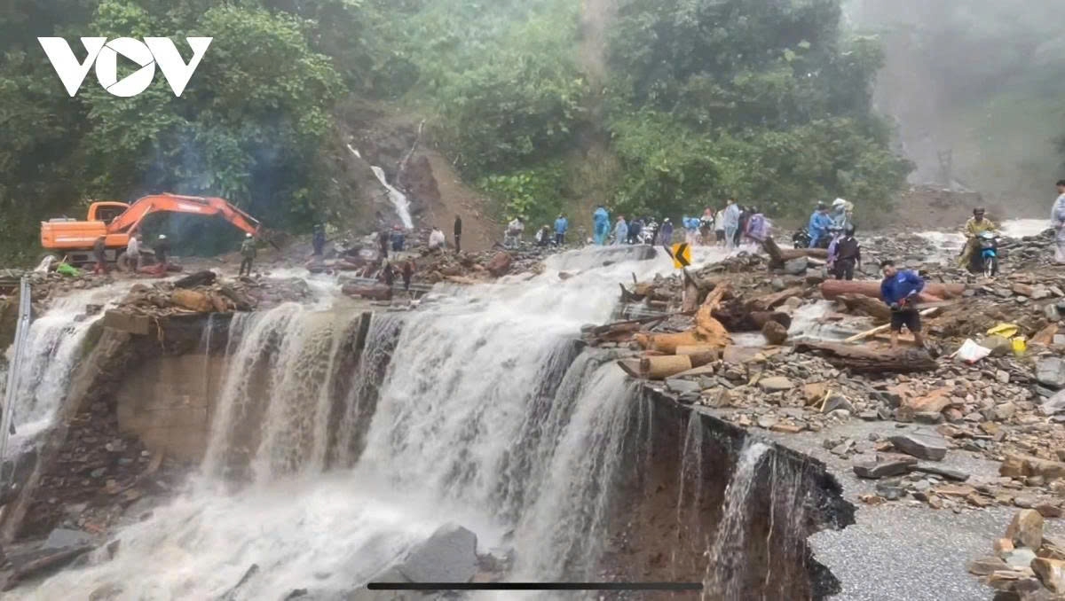 Quốc lộ 32 đoạn qua đèo Khau Phạ từng ách tắc trong mùa mưa lũ năm 2025