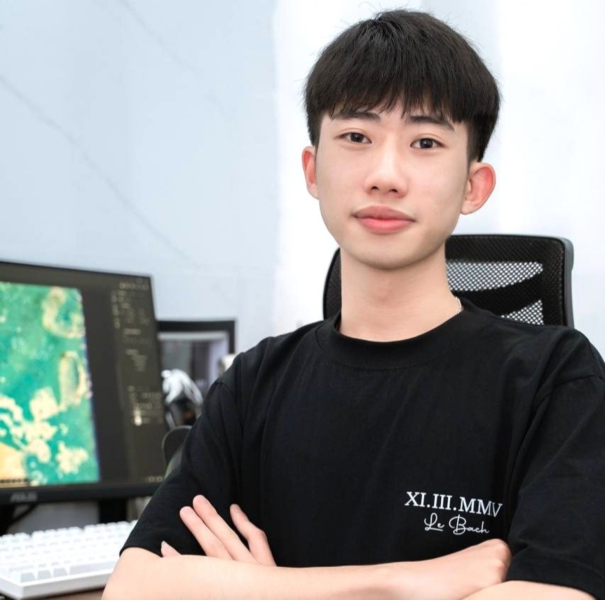 Lê Bách, chàng trai trẻ giúp mọi người phục chế miễn phí những tấm ảnh cũ hoặc bị hư hỏng (Ảnh: NVCC)