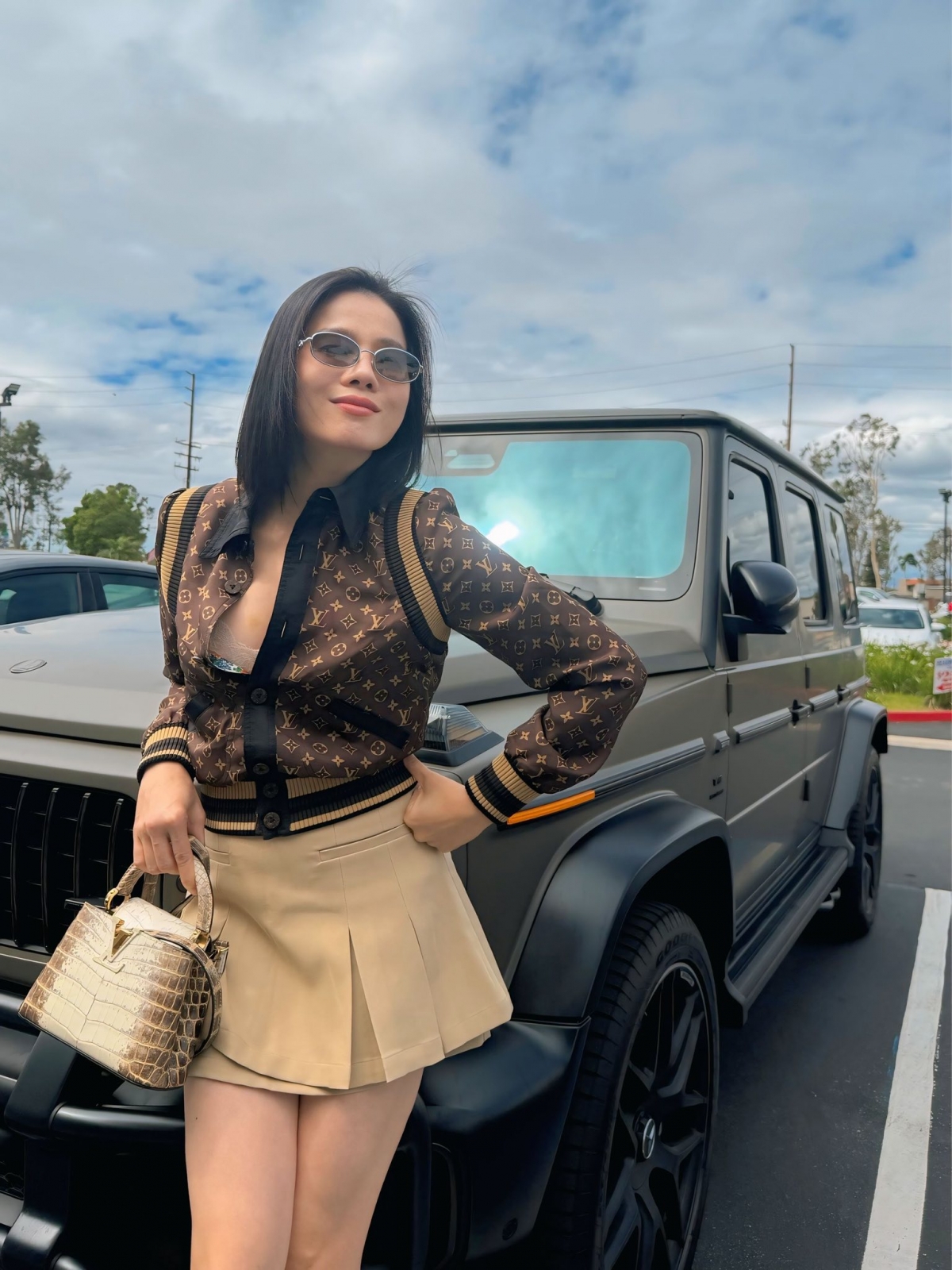 Ca sĩ Lệ Quyên với phong cách sang trọng khi xuất hiện bên chiếc xe xịn. Nữ ca sĩ vẫn giữ vững hình ảnh “nữ hoàng phòng trà” với thần thái và gu thời trang khó trộn lẫn.