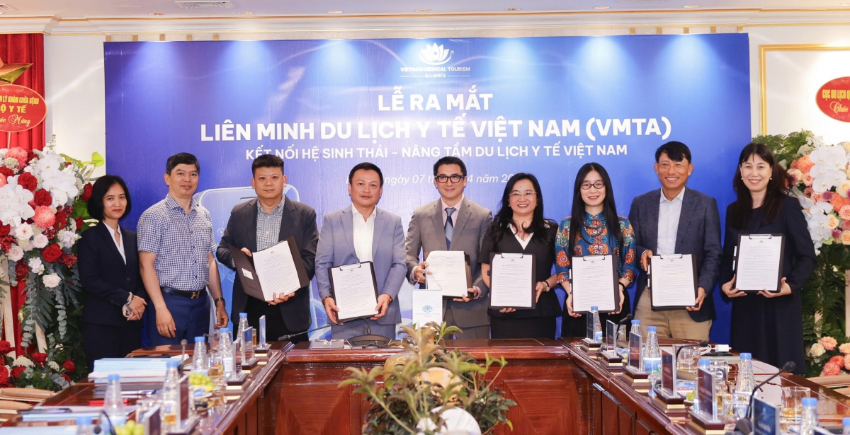 Các đại biểu cùng thực hiện nghi thức ký kết và ra mắt Liên minh Du lịch Y tế Việt Nam – VMTA