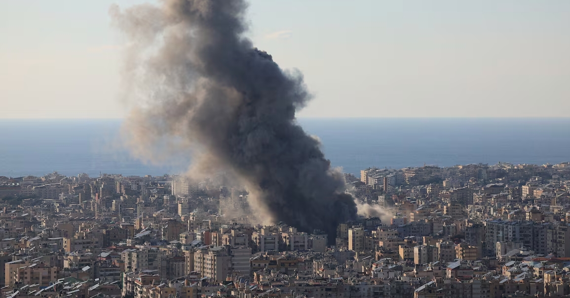 Khói bốc lên sau cuộc tấn công của Israel vào vùng ngoại ô phía nam Beirut, ngày 2/3. Ảnh: Reuters