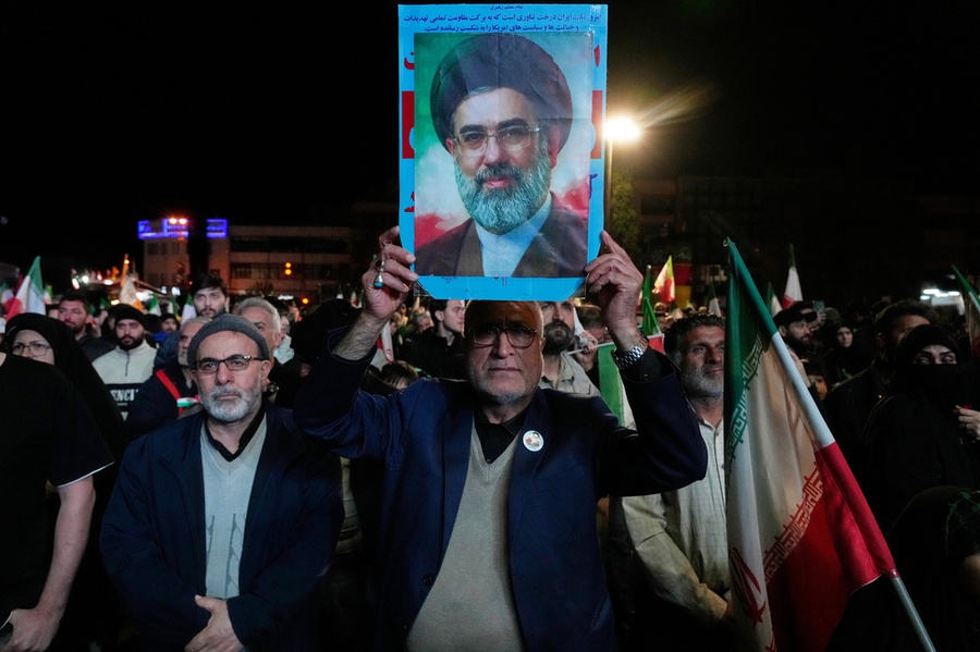 Những người biểu tình ủng hộ chính phủ hô vang khẩu hiệu khi họ cầm cờ Iran và áp phích của Lãnh tụ tối cao Mojtaba Khamenei.