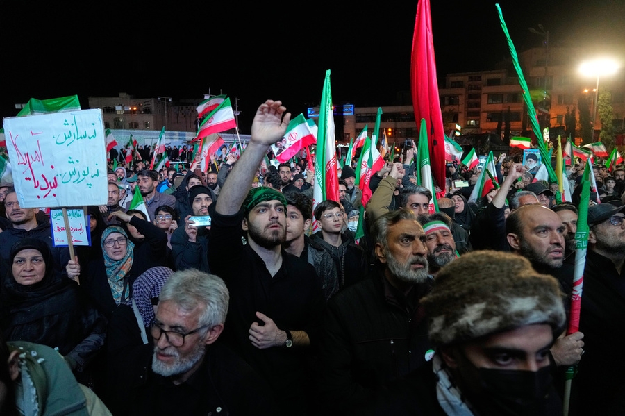 Hàng chục nghìn người ở thủ đô Tehran và nhiều địa phương khác đã đổ xuống đường tuần hành và ăn mừng.