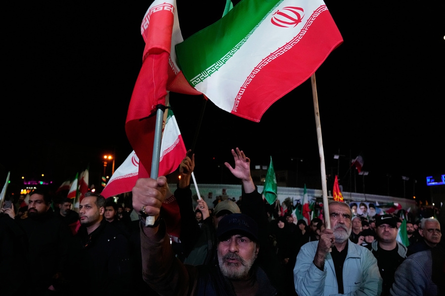 Lệnh ngừng bắn được công bố chưa đầy hai giờ trước khi tối hậu thư mà Tổng thống Trump đặt ra với Iran hết hạn. Trong tối hậu thư này, ông Trump đe dọa sẽ phá hủy toàn bộ cầu và nhà máy điện của Iran, nếu nước này không đạt thỏa thuận và mở lại eo biển Hormuz. 