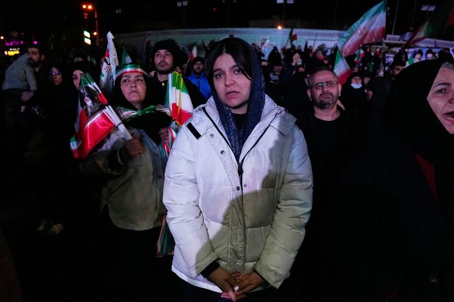 Những người biểu tình ủng hộ chính phủ Iran tuần hành ăn mừng sau tuyên bố ngừng bắn hai tuần trong cuộc chiến với Mỹ và Israel, tại Quảng trường Cách mạng Hồi giáo (Enqelab-e-Eslami) ở Tehran, Iran.