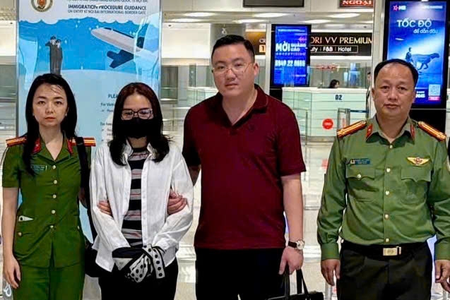 Lực lượng Công an phối hợp các đơn vị chức năng bắt giữ Hà Thị Ban (áo sơ mi trắng) tại Cảng hàng không quốc tế Nội Bài.