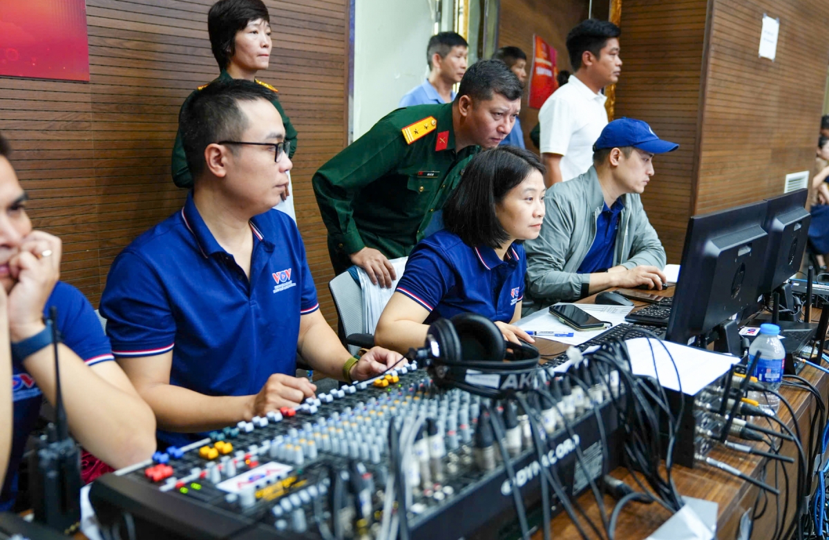Đến từ các cơ quan báo chí trong cả nước, các đoàn tham dự không chỉ mang theo những tác phẩm dự thi mà còn chủ động chuẩn bị kỹ lưỡng về nhân lực và chuyên môn. Ông Hoàng Gia Khánh - Trung tâm PTTH Quân đội chia sẻ: “Chúng tôi đã có mặt từ sớm để khớp nối chương trình, sẵn sàng cho phần thi phát thanh trực tiếp. Cơ sở vật chất tại trường quay S7 rất hiện đại, đồng bộ; đội ngũ kỹ thuật làm việc chuyên nghiệp, trách nhiệm. Điều này giúp các đoàn yên tâm khi bước vào phần thi”.