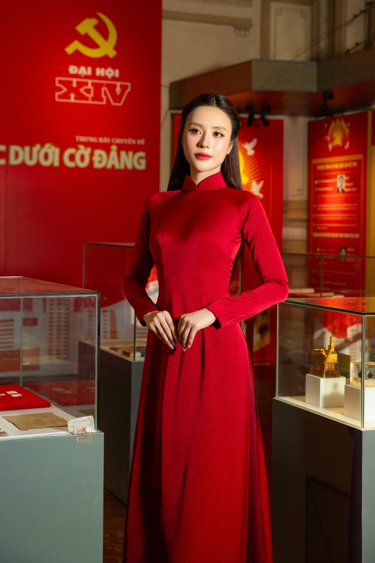 Hoa hậu Tô Diệp Hà diện tà áo dài đỏ rực, mừng kỷ niệm ngày lễ lớn của đất nước.