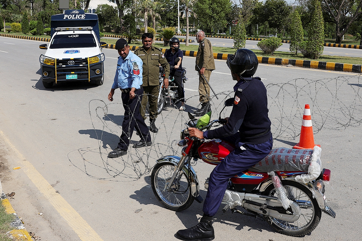 Lực lượng an ninh Pakistan phong tỏa nhiều tuyến đường. (Ảnh: Reuters)