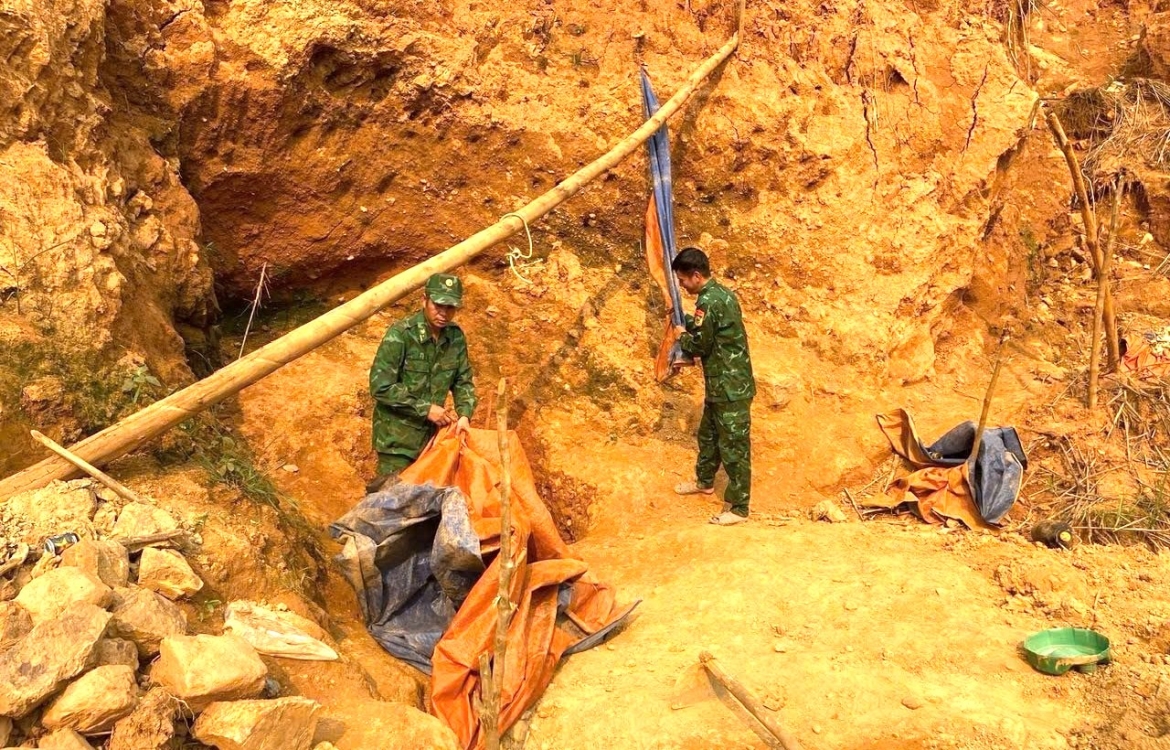 Lực lượng chức năng phát hiện lán trại của các đối tượng khai thác vàng trái phép tại khu vực khe Li Leng