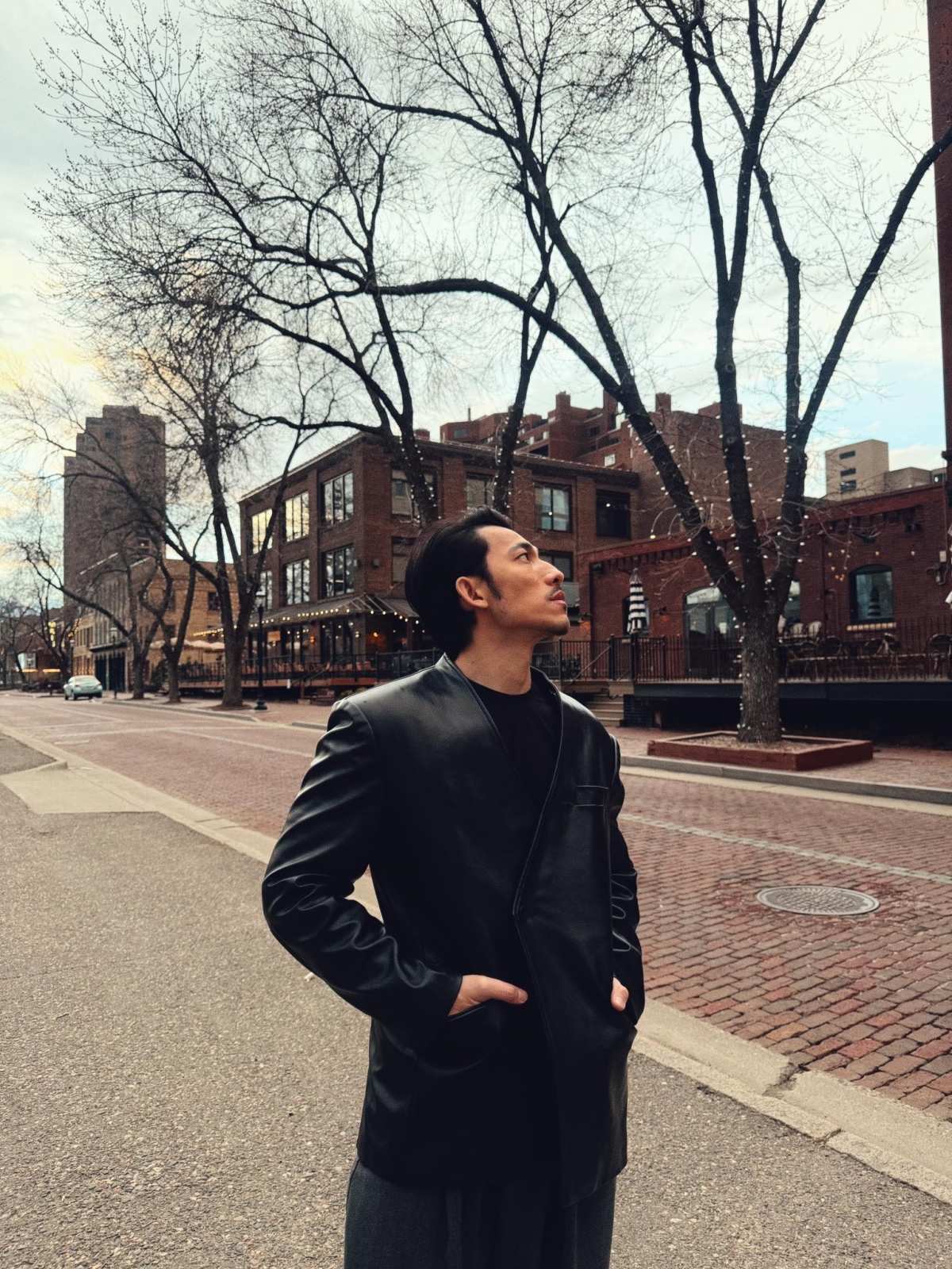 Diễn viên Lưu Bỉnh Phát lại mang đến màu sắc nhẹ nhàng với caption đầy chất thơ: “Cảnh đẹp, trời lạnh, Phát thì mặc áo đen”.