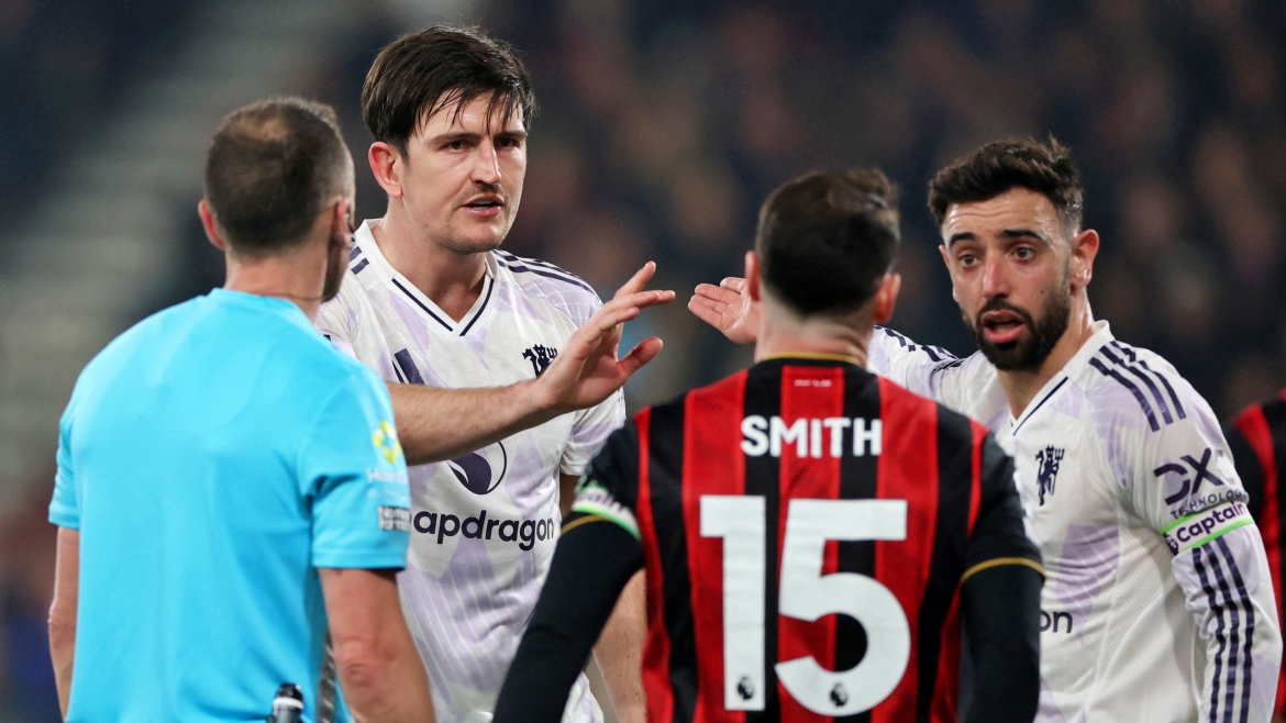Trung vệ Harry Maguire vắng mặt ở trận đấu với Chelsea do án treo giò bổ sung. (Ảnh: Reuters)