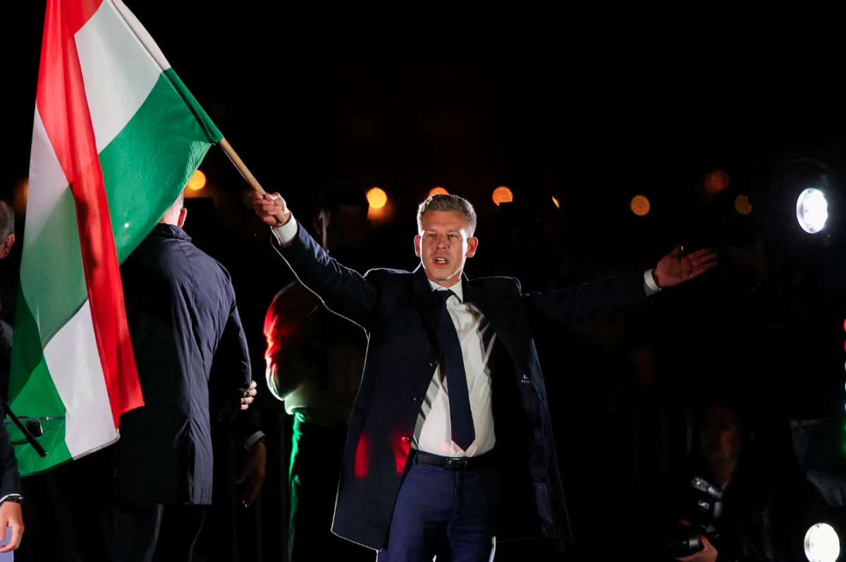 Ông Peter Magyar, lãnh đạo đảng đối lập Tisza, vẫy cờ Hungary trong lễ ăn mừng sau tại Budapest, Hungary, ngày 12/4/2026. Ảnh: Reuters