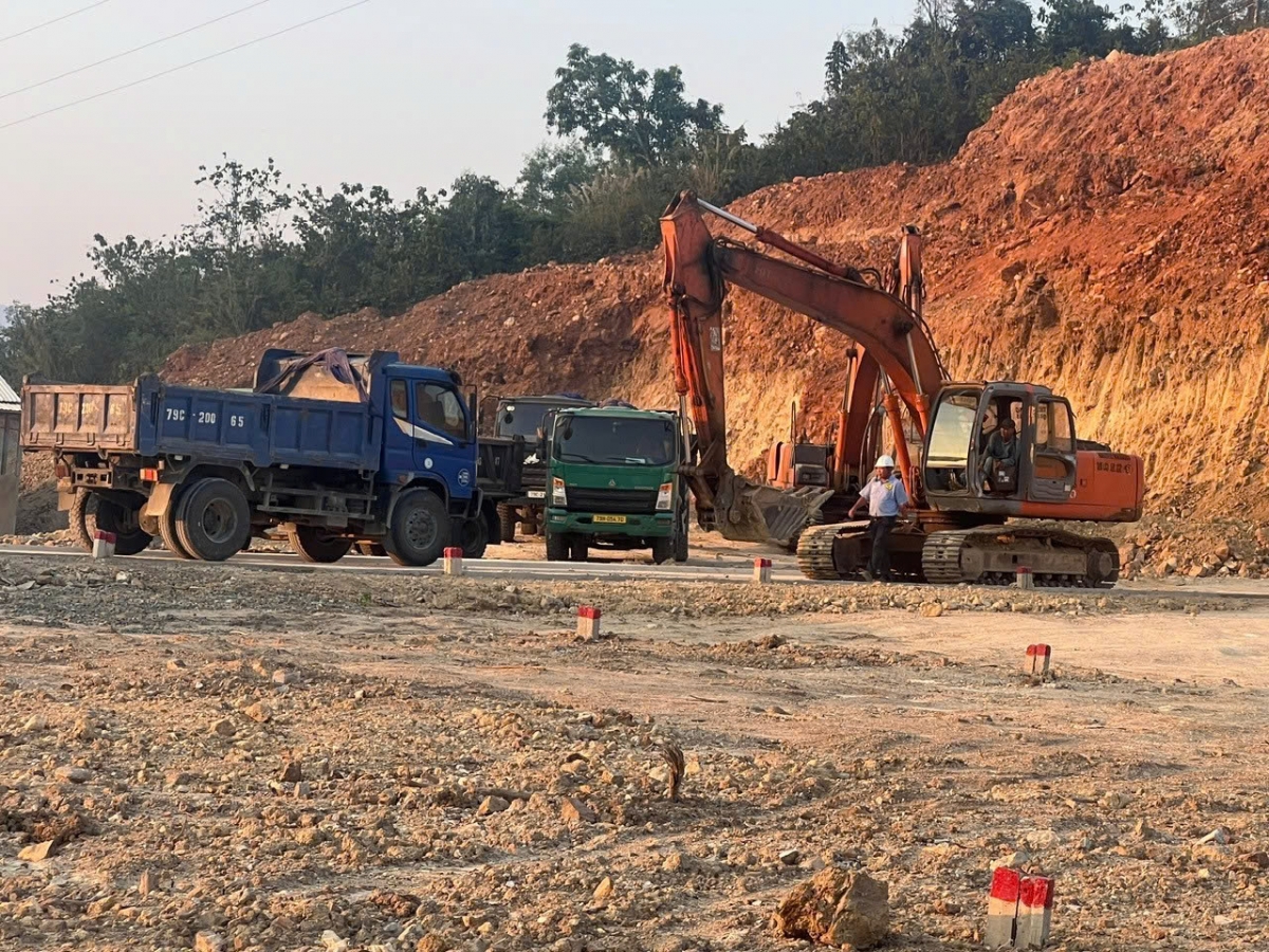 Các phương tiện cơ giới tập trung đào đất tại khu đất đồi.