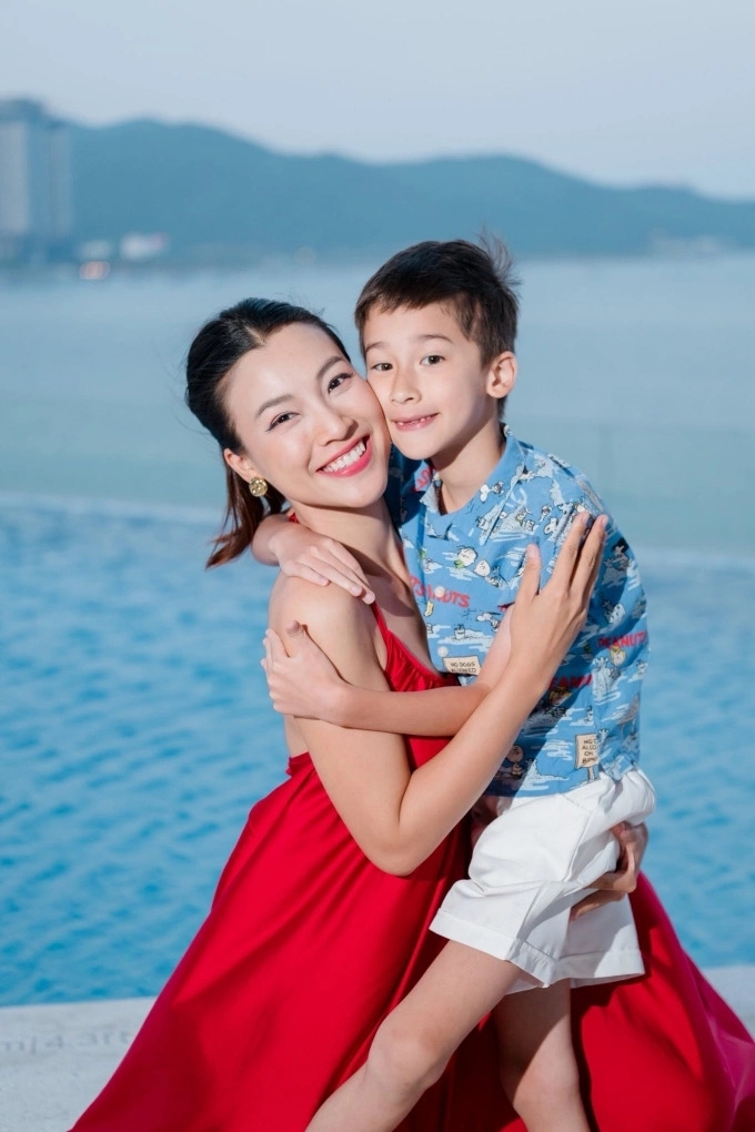 Sau 4 năm ly hôn doanh nhân người Mỹ Jack Cole, á hậu Hoàng Oanh tận hưởng cuộc sống bình yên bên con trai Max và hạnh phúc bên tình mới.