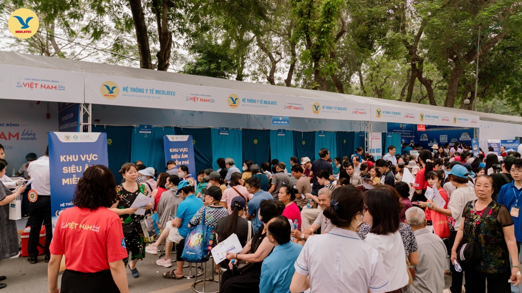 hông khí nhộn nhịp tại khu vực khám sức khỏe miễn phí do MEDLATEC phục vụ trong khuôn khổ chương trình.