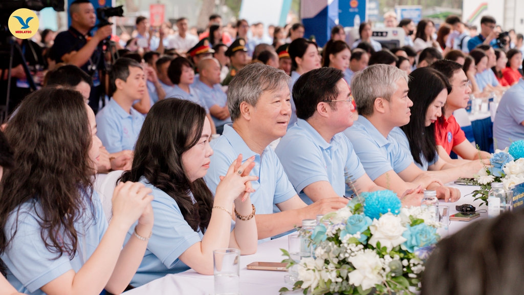 GS.AHLĐ Nguyễn Anh Trí nhấn mạnh vai trò của chăm sóc sức khỏe chủ động và cam kết sự đồng hành của MEDLATEC (ngồi thứ 2 từ trái qua)