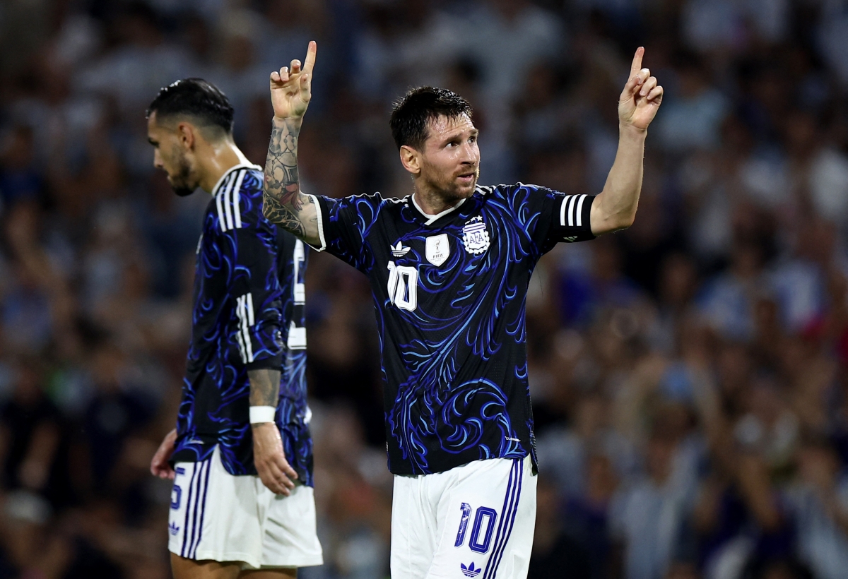 Lionel Messi ghi bàn và nâng tỷ số lên 2-0 cho Argentina ở phút 43 sau khi Julian Alvarez mở tỷ số ngay phút thứ 4.