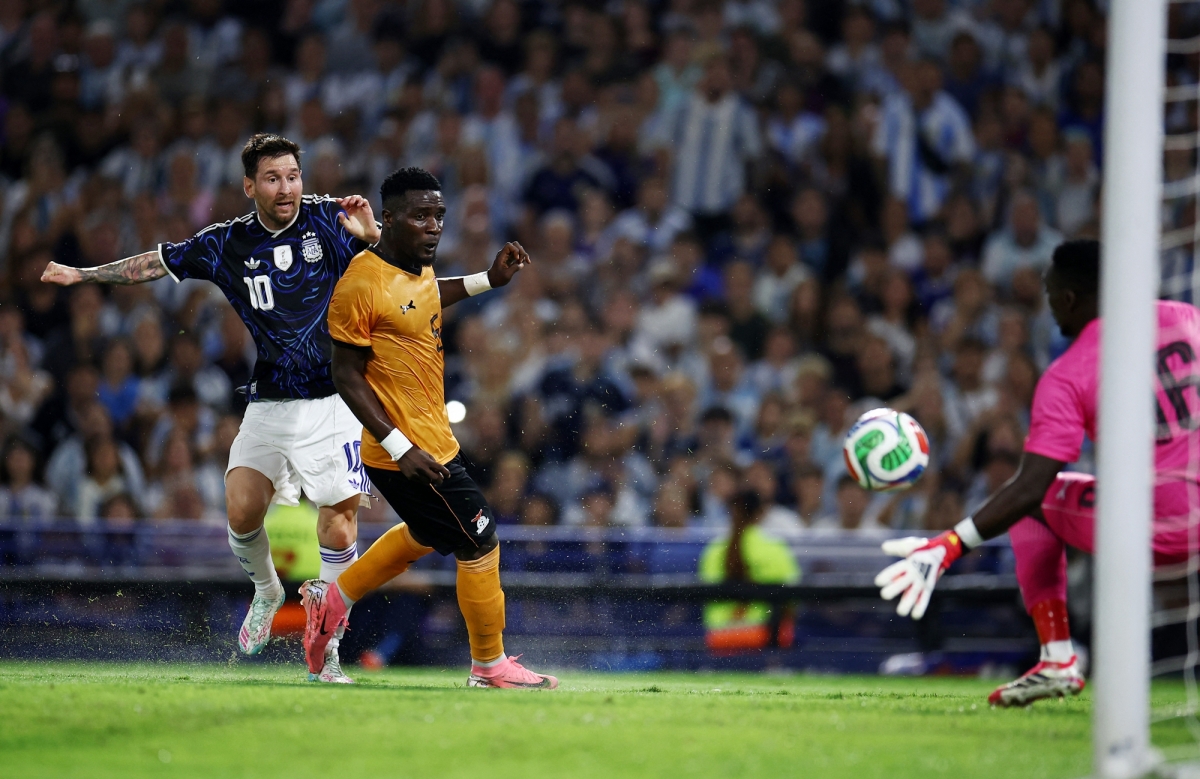 Lionel Messi xé lưới ĐT Zambia với pha dứt điểm từ góc hẹp.