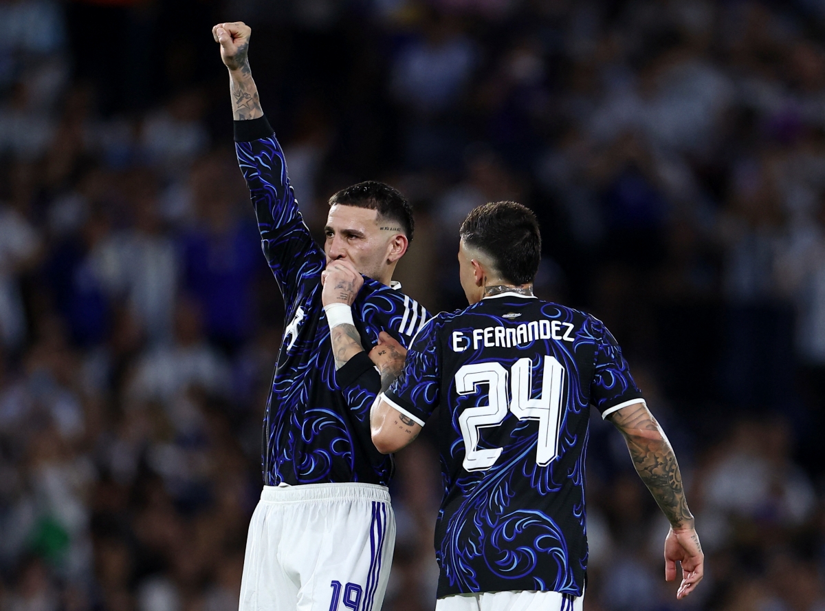 Nicolas Otamendi ăn mừng ngạo nghễ sau khi thực hiện thành công cú sút 11m để nâng tỷ số lên 3-0 cho ĐT Argentina ở phút 50.