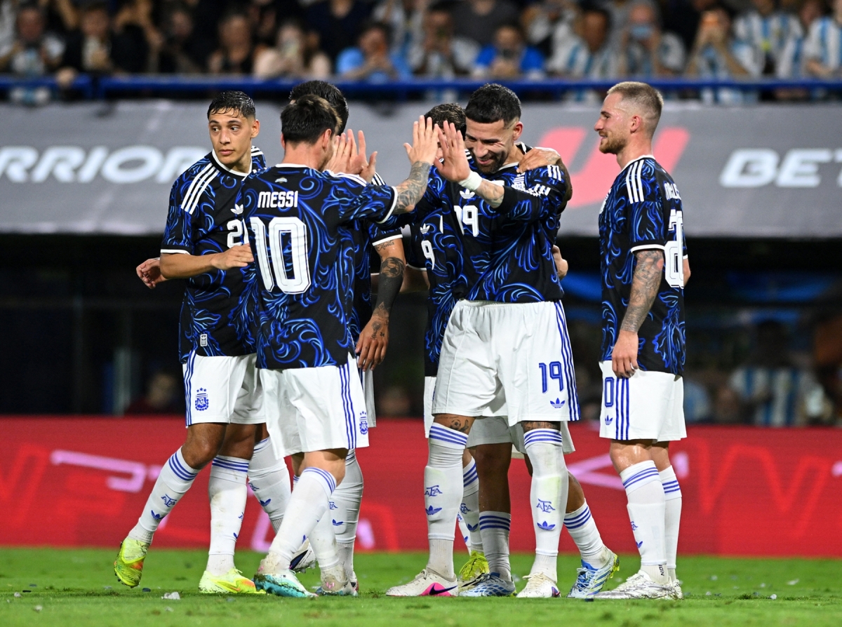 Nicolas Otamendi và Lionel Messi cùng tận hưởng khoảnh khắc ăn mừng bàn thắng ý nghĩa.