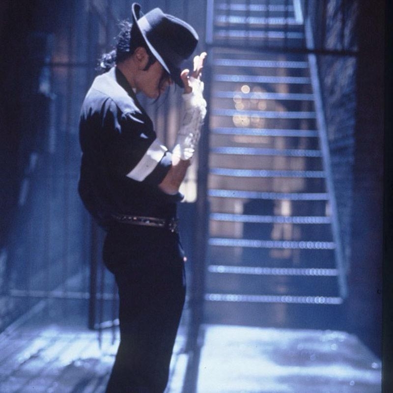 Michael Jackson với chiếc mũ fedora đen – phụ kiện biểu tượng gắn liền phong cách trình diễn kinh điển.